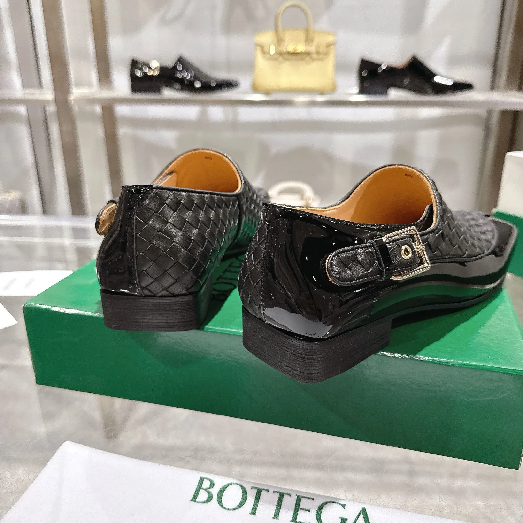 [BV] Top P: 860💰 Couple model, Size: Women 35-39, Men 39--44 (Female 40.41. Men 38. 45, non-refundable) Bottega Veneta 2025 Autumn Counter Synchronous Couple Model Bottega Veneta square-toe low-heeled shoes woven from mixed-breed sheep! Patent leather matching! Low-key luxury and solid color! Leather outsole! [Rose][Rose]! Purely hand-woven and operated, the original board is reproduced one-to-one! quality assurance!